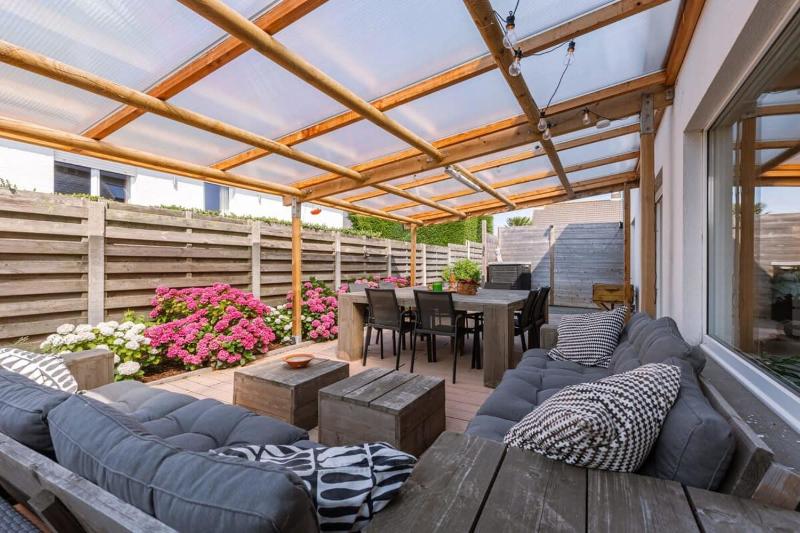Spacious house with garden and parking Images
