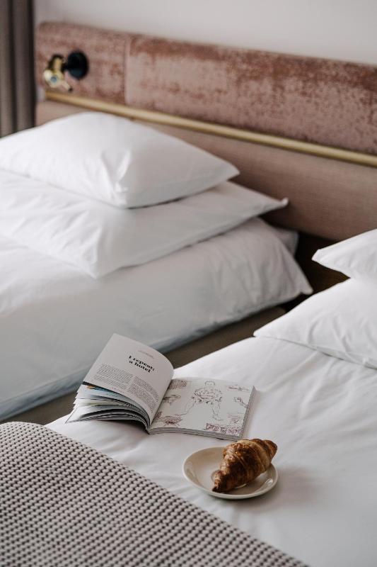 Classic Twin Room image 1