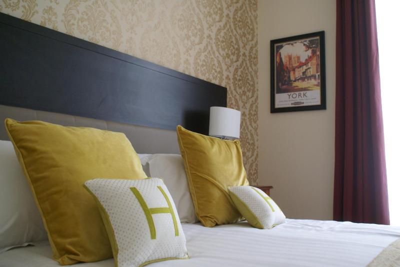 Large Double or Twin Room image 1