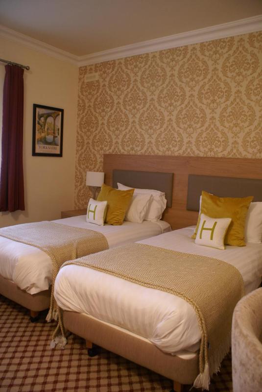 Twin Room image 4