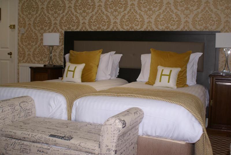 Twin Room image 3