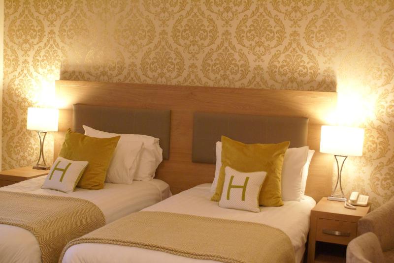 Twin Room image 2