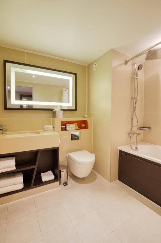 Junior Queen Suite image 1