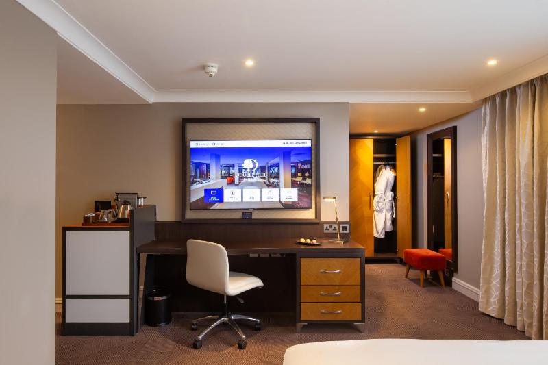 Junior Queen Suite image 4