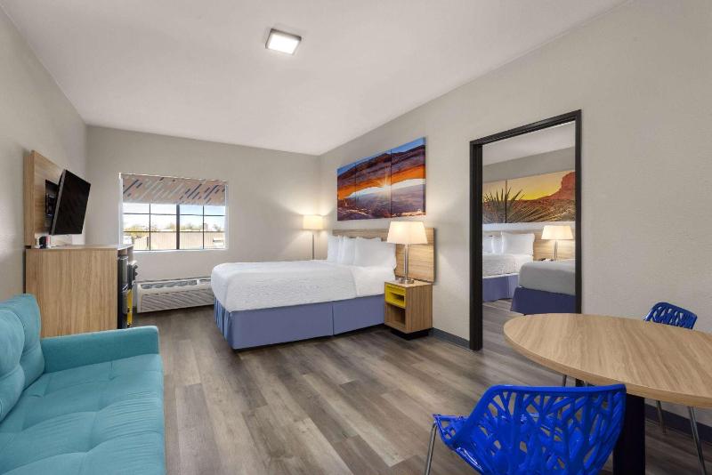 Suite One Bedroom with Three Queen Beds - Non-Smoking image 1