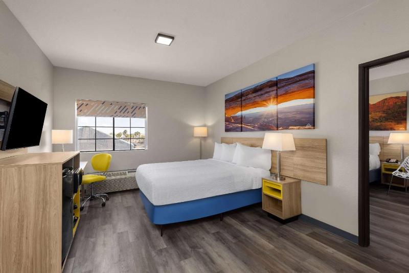 Suite One Bedroom with 1 King Bed and 1 Queen Bed, Non-Smoking image 1