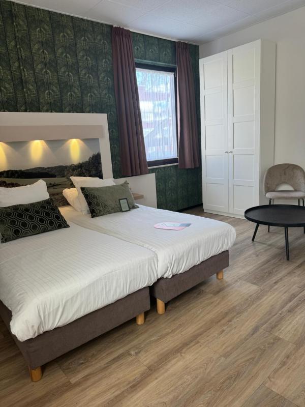 Plus Twin Room image 3