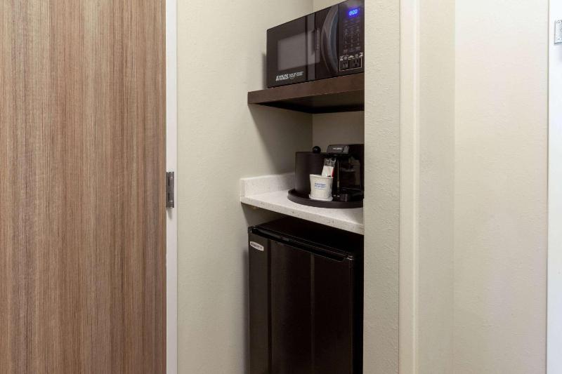 Deluxe King Room - Non-Smoking image 3