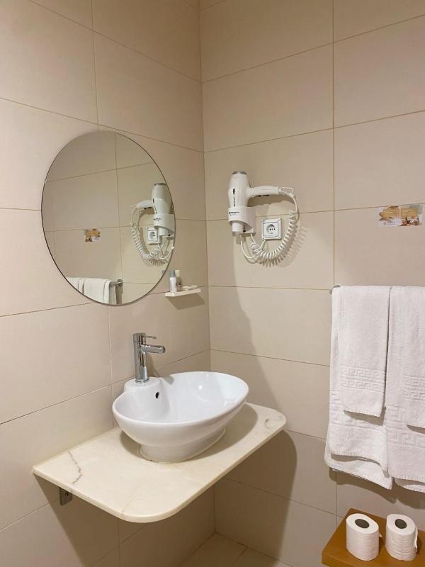 Double Room image 4