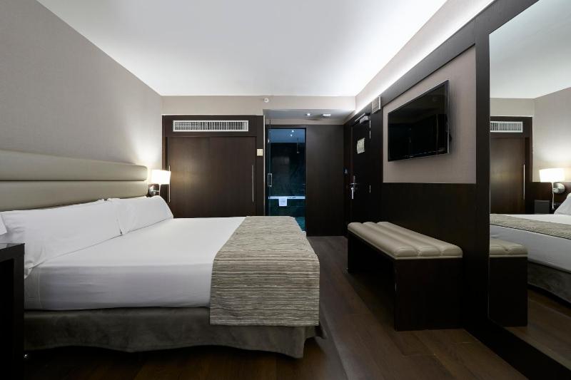 Double or Twin Room image 3