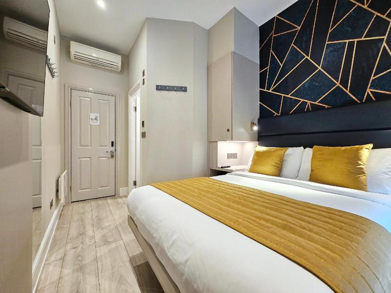 Double Room image 4