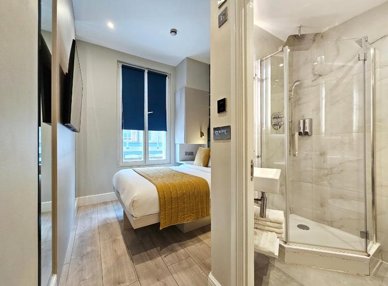 Double Room image 3