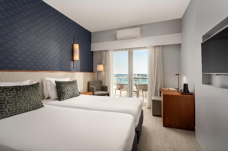 Superior Twin Room with Sea View image 1