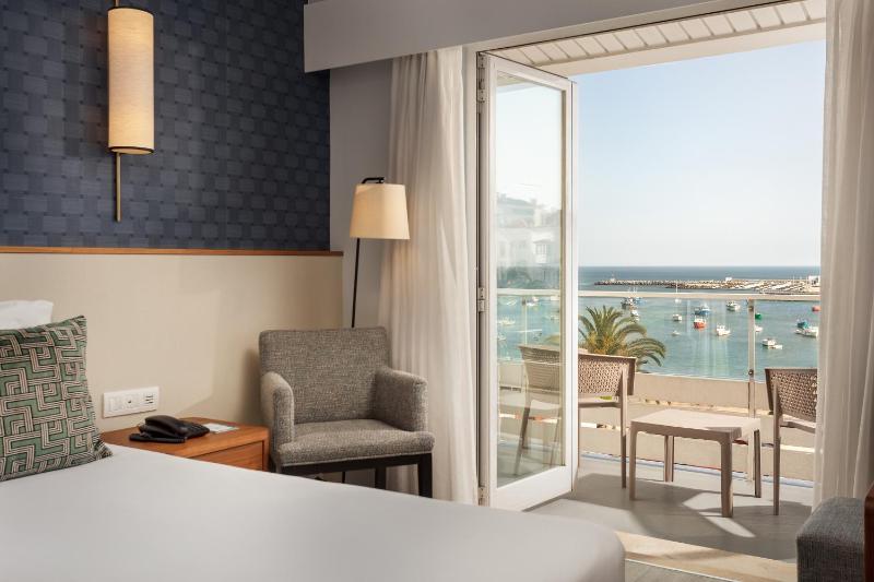 Superior Twin Room with Sea View image 3