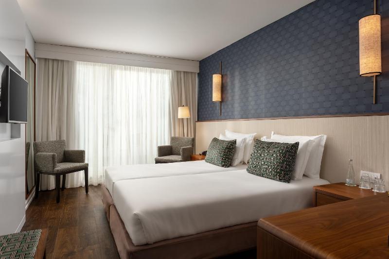Standard Twin Room image 3