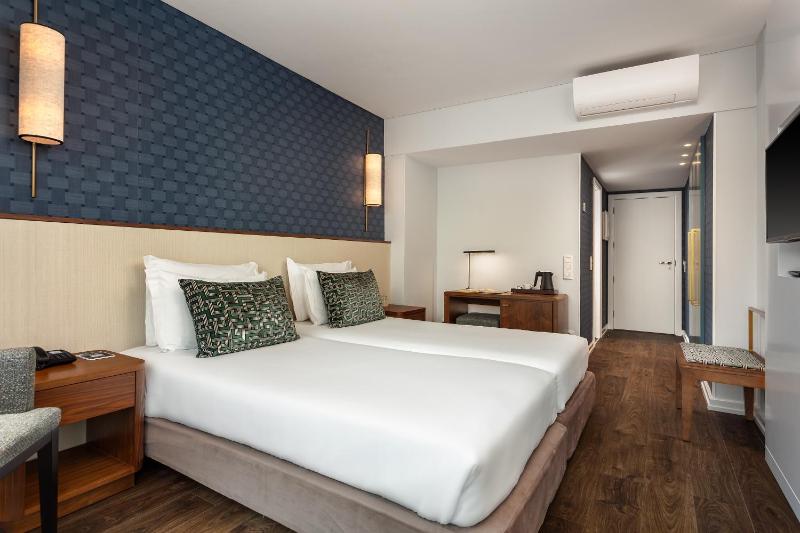 Standard Twin Room image 4