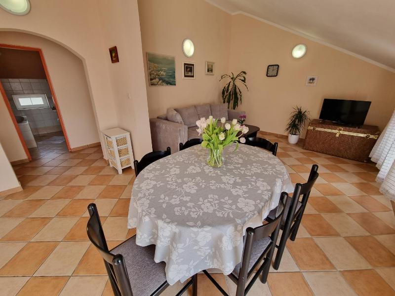 VILLA ROUGE with private parking AC WiFi - image 6