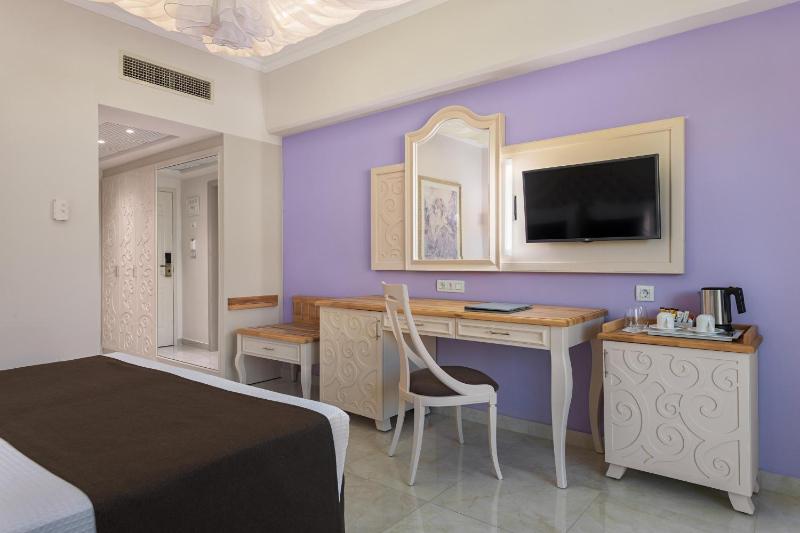 Deluxe Room with Sea View  image 4