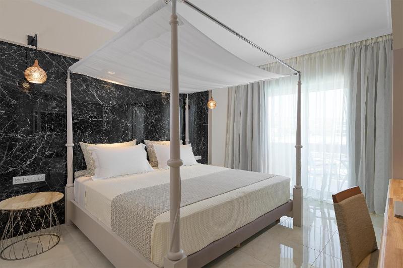 Suite with Sea View image 3