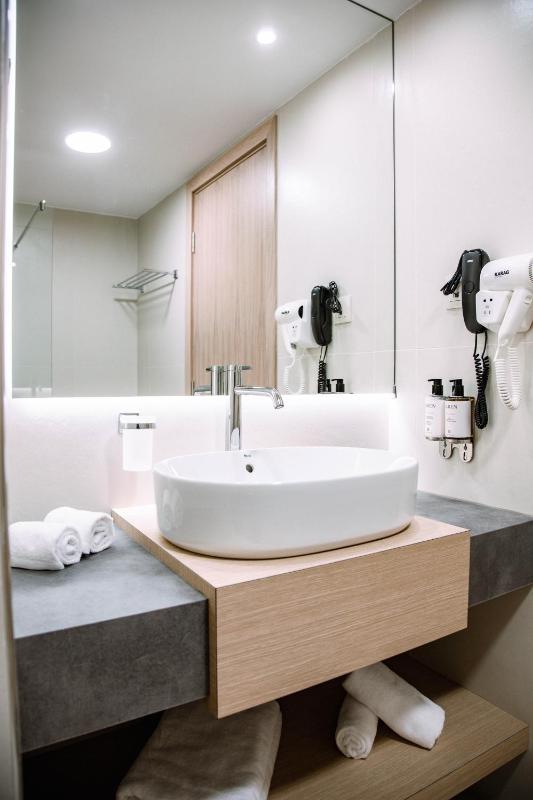One-Bedroom Apartment with Sea View image 2