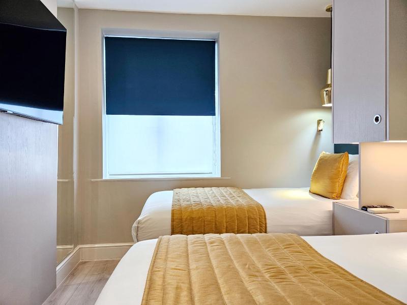 Twin Room image 4