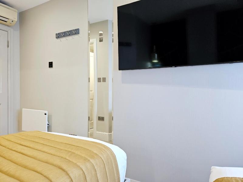 Twin Room image 3