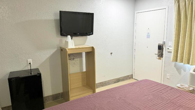 King Bed Accessible Non-Smoking image 4