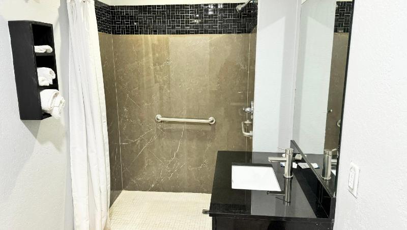 King Bed Accessible Non-Smoking image 2