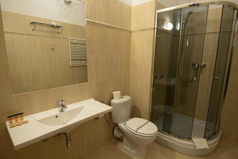 Triple Room with Private Bathroom image 3
