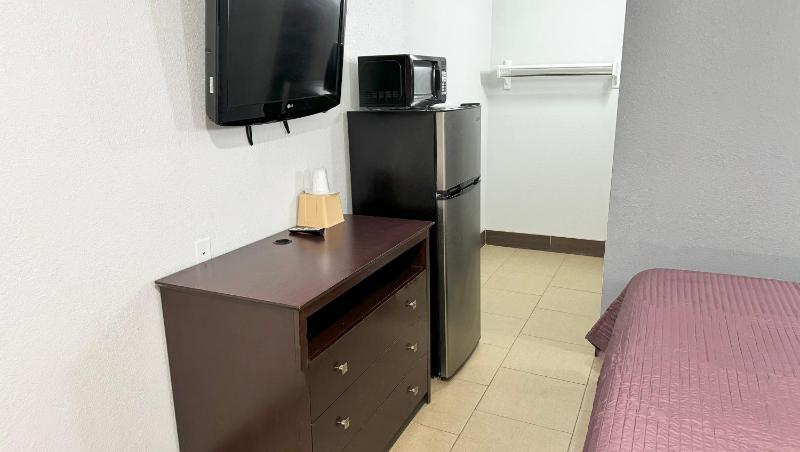 King Bed Non-Smoking image 4