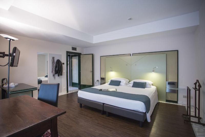 Deluxe Double Room image 3