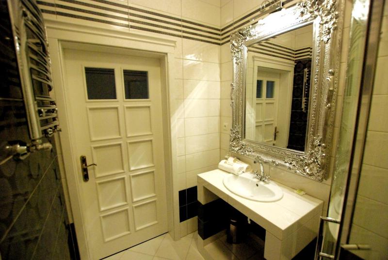 Large Double Room image 2