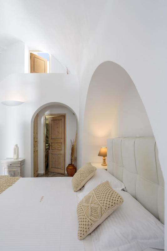 Junior Suite with Caldera View image 2