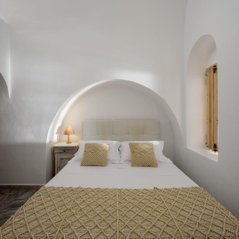 Junior Suite with Caldera View image 3