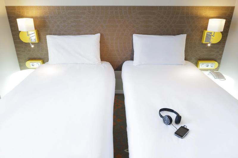 Standard Twin Room image 3