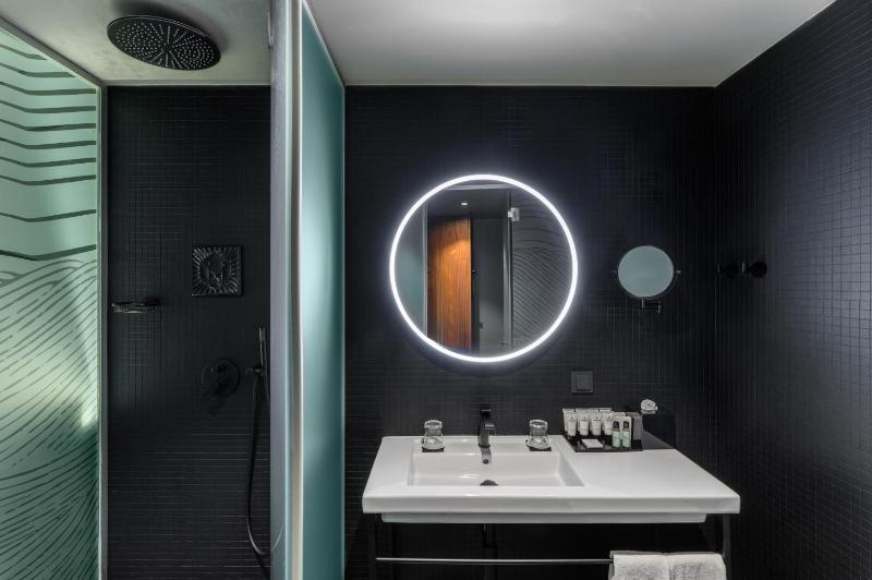 Top Floor Deluxe Room with Balcony and Danube View image 2