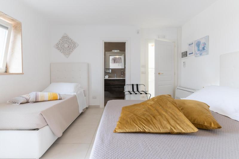 Deluxe Triple Room image 3