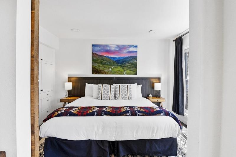Top Floor Condo with Balcony - Steps To Lifts & Main Street condo - image 23
