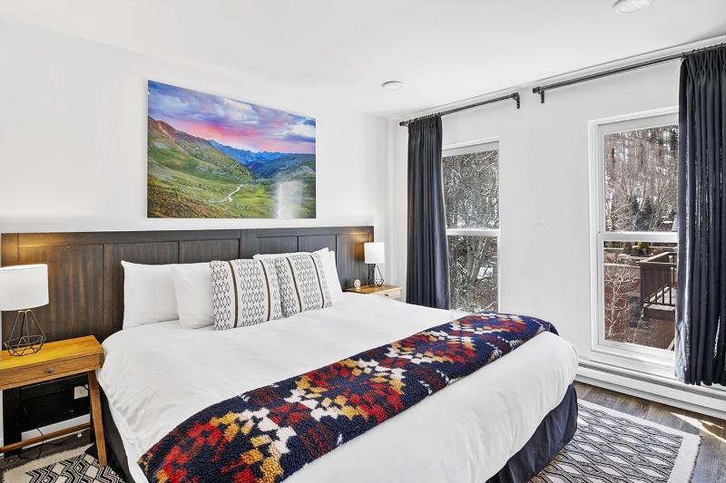 Top Floor Condo with Balcony - Steps To Lifts & Main Street condo - image 24