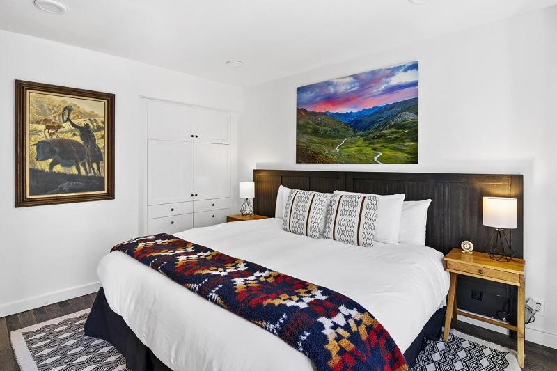 Top Floor Condo with Balcony - Steps To Lifts & Main Street condo - image 15
