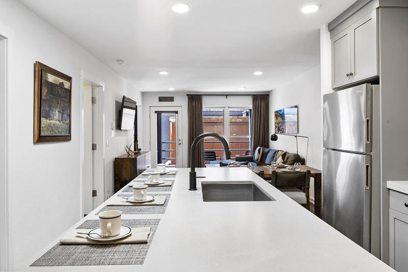 Top Floor Condo with Balcony - Steps To Lifts & Main Street condo - image 31