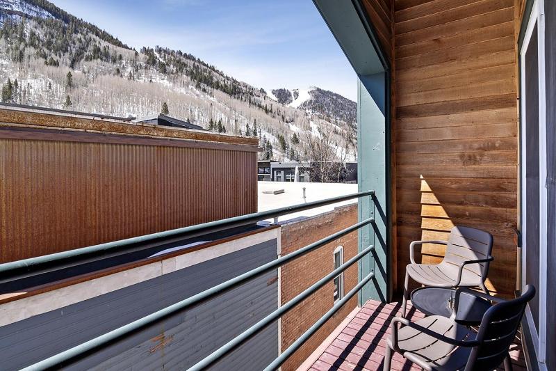 Top Floor Condo with Balcony - Steps To Lifts & Main Street condo - image 8