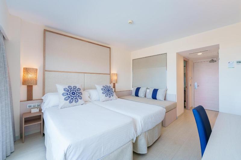 Double Room with Pool View image 1