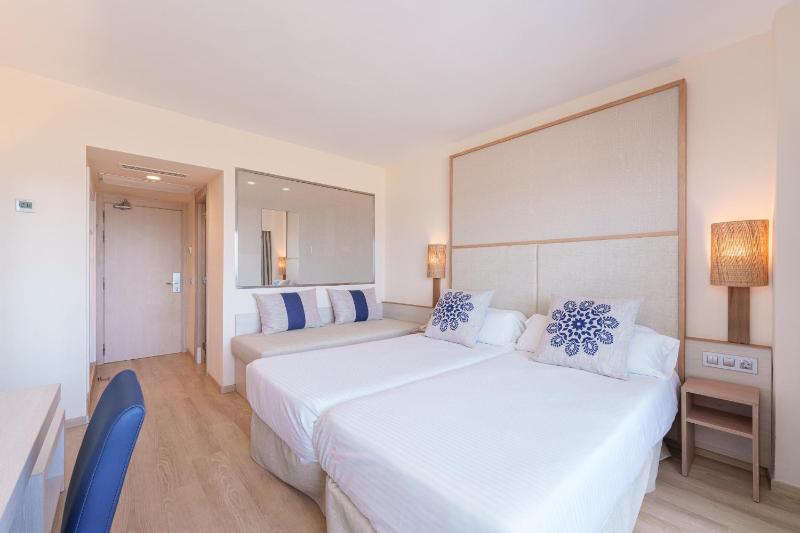 Double Room with Pool View image 4