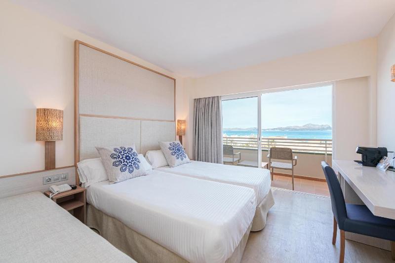 Double Room with Sea View image 1