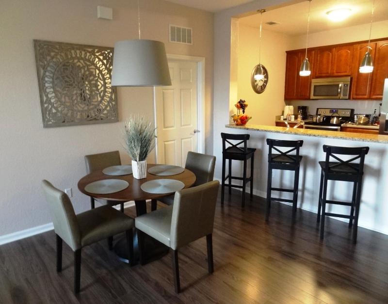Deluxe Three-Bedroom Apartment image 2