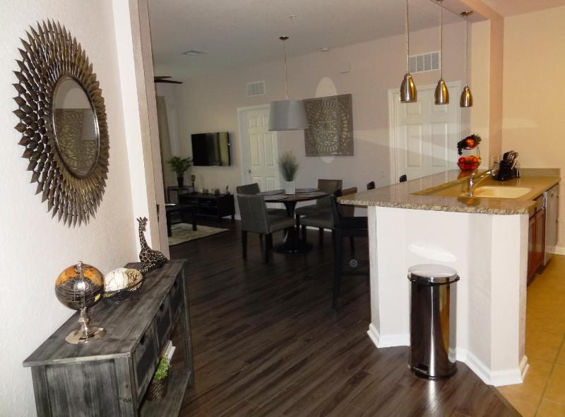Deluxe Three-Bedroom Apartment image 3