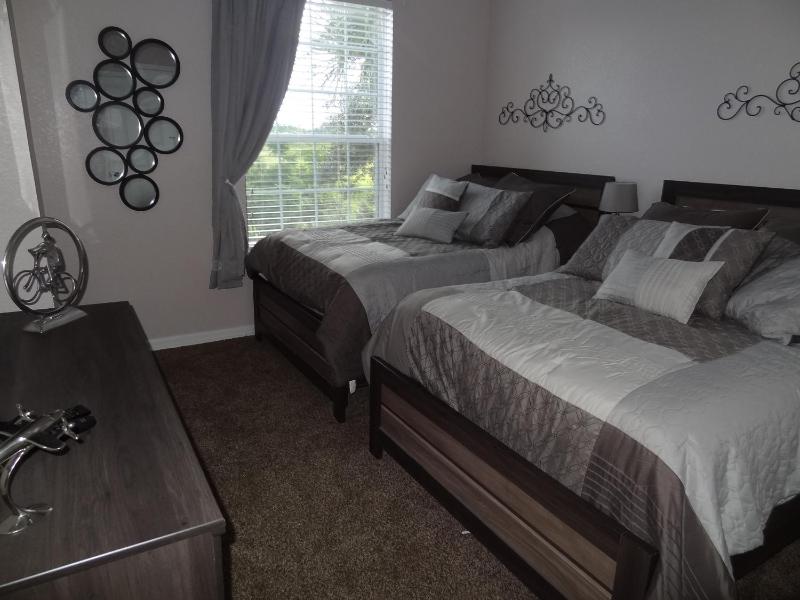 Deluxe Three-Bedroom Apartment image 4