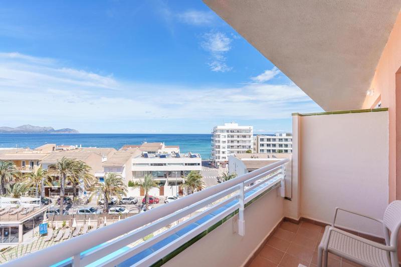 Double Room with Sea View image 3