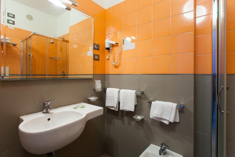 Deluxe Double or Twin Room image 3